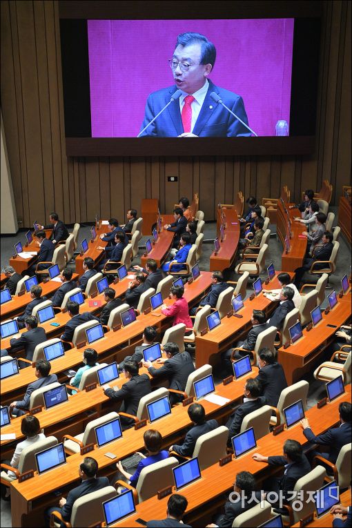 이정현 새누리당 대표의 교섭단체대표 연설에 귀를 기울이는 여야 의원들
