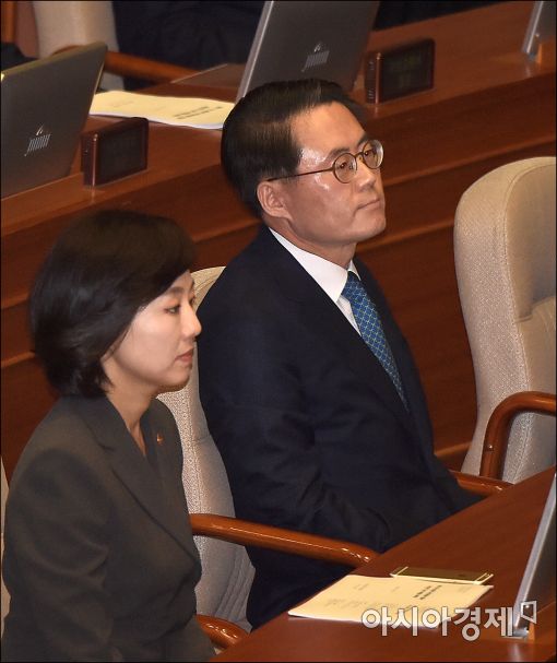 [포토]본회의 출석한 조윤선·김재수 신임 국무위원