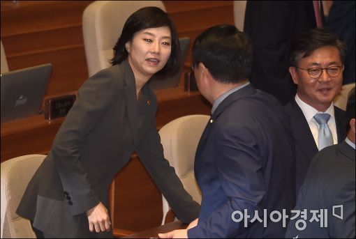 [포토]조윤선 신임 장관, 본회의 출석
