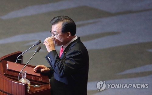 5일 교섭단체대표 연설 도중 목을 축이는 이정현 새누리당 대표