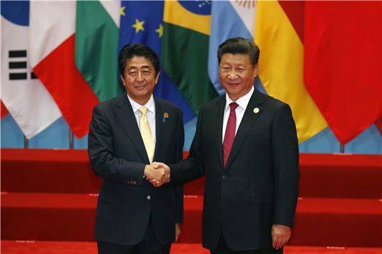 ▲G20 정상회의에 참가해 시진핑 중국 국가주석(오른쪽)과 함께 서 있는 아베 신조 일본 총리. (AP = 연합뉴스)