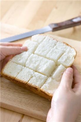 1. 식빵은 한쪽 면에 식빵의 2/3쯤 가로, 세로로 칼집을 넣는다.