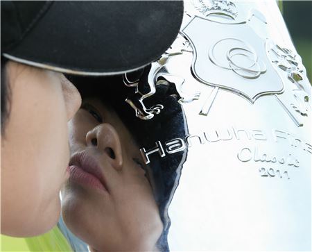 박성현이 한화금융클래식 우승 직후 트로피에 입맞춤을 하고 있다. 사진=KLPGA