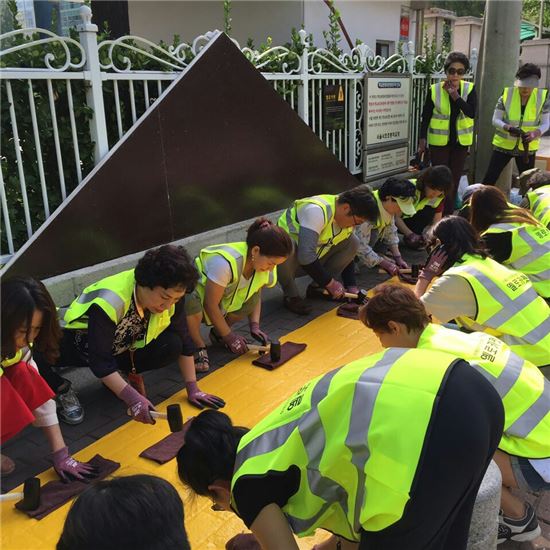 동부화재, 강남구 일대 초등학교에 '옐로카펫' 설치