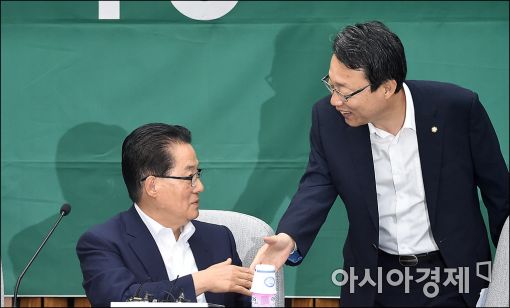 [포토]인사하는 박지원·김성식