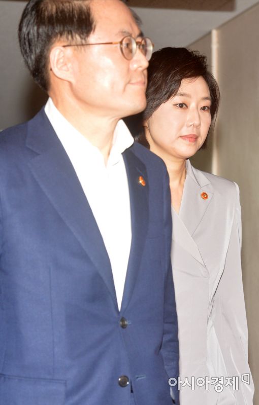 [포토]국무회의 입장하는 조윤선, 김재수 신임 장관