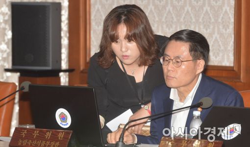 [포토]열공하는 김재수 신임 장관