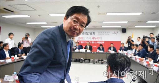 [포토]'한진해운 정부 초등대응 늦었다 지적당하자……