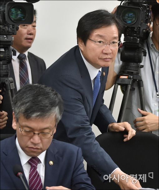 [포토]김영석 해수부 장관, 한진해운 당정 참석