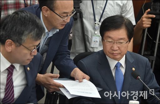 [포토]보고 받는 김영석 해수부 장관