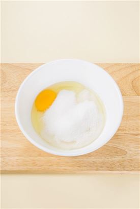 2. 우유에 달걀을 넣어 고루 섞어 ①에 섞는다.

