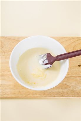 3. ②에 녹인 버터를 넣고 섞는다.
