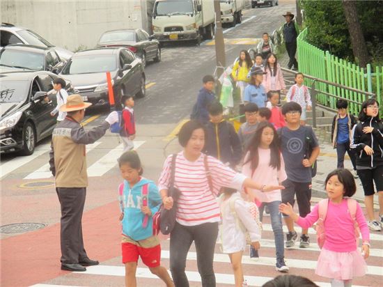 성북구 주민들 등하굣길 교통사고 제로화 도전