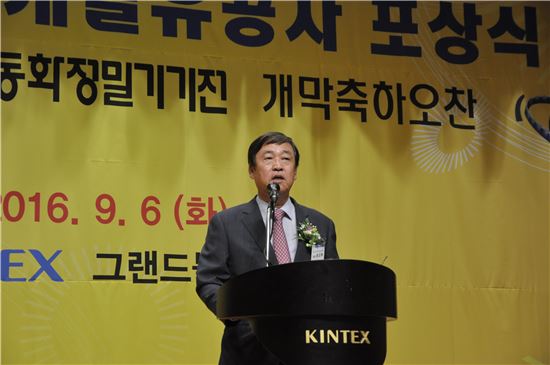 정지택 한국기계산업진흥회장이 '2016 국제자동화정밀기기전' 개막식에서 축사를 하고 있다. 사진제공=한국기계산업진흥회