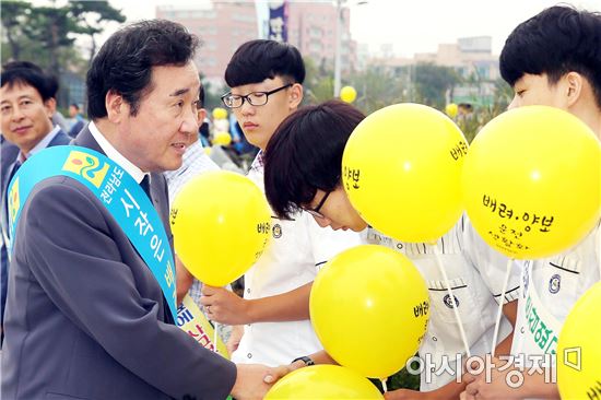 [포토]교통안전 캠페인 펼치는 이낙연 전남도지사 