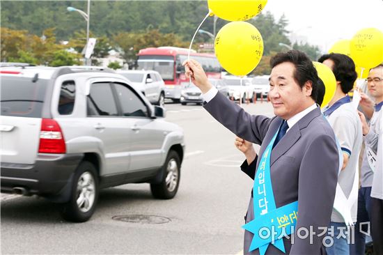 [포토]교통안전 캠페인 펼치는 이낙연 전남도지사 