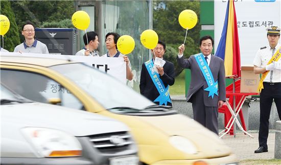 [포토]교통안전 캠페인 펼치는 이낙연 전남도지사 