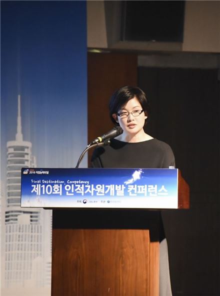 조주연 한국맥도날드 대표이사가 6일 고용노동부와 산업인력공단이 주최한 '제10회 인적자원개발 컨퍼런스'에서 연사로 특강을 하고 있다. 