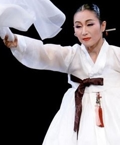 무용가 정성숙씨가 국가무형문화재 제97호 살풀이춤을 선보이고 있다.