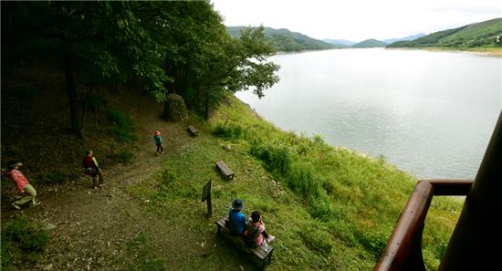 [여행만리]그림같은 풍경 속 같이 걷자고…길이 말을 건다　