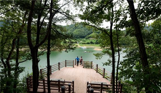 [여행만리]그림같은 풍경 속 같이 걷자고…길이 말을 건다　