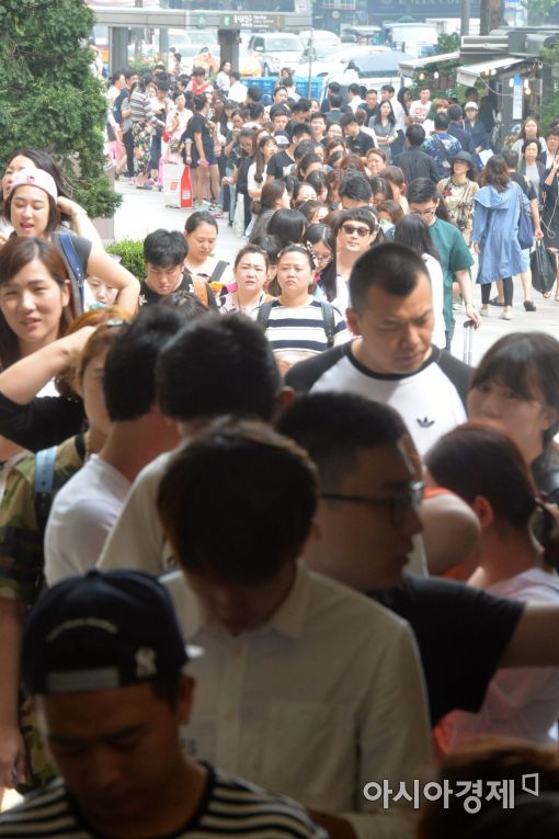 [포토]새벽부터 장사진…MCM 한정판 클러치백 기다리는 요우커들