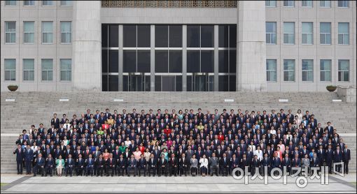 [포토]한자리에 모인 20대 국회의원들