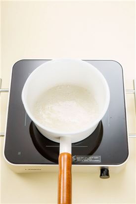 2. 분량의 시럽 재료를 냄비에 넣고 설탕이 녹도록 보글보글 거품이 나게 끓인다.
(물엿 6, 설탕 4, 물 1, 버터 0.5)
