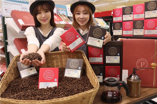 7일 서울 한강로 이마트 용산점에서 모델들이 피코크 크래프트 커피를 선보이고 있다.
