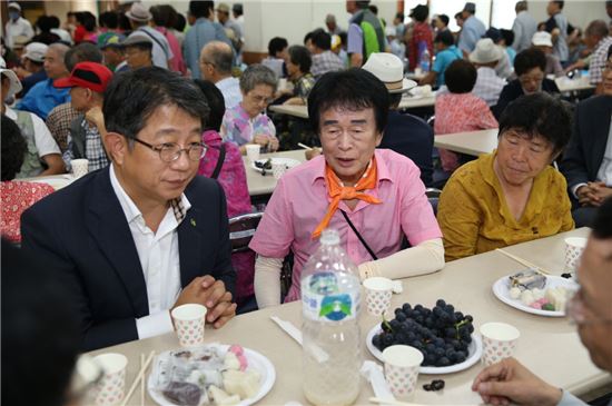 7일 진주시 종합사회복지관을 방문해 '추석맞이 나눔 한마당' 봉사활동을 펼친 박상우 LH 사장(왼쪽)이 복지관 어르신들과 대화를 나누고 있다.(제공: LH)