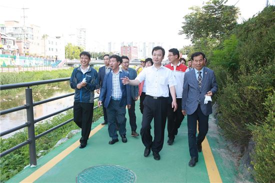 박겸수 강북구청장이 우이천 산책로를 걷고 있다.