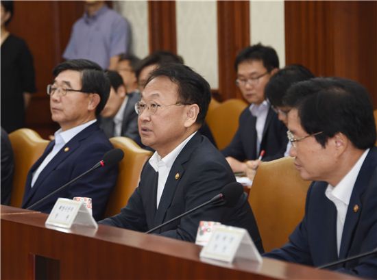 유일호 경제부총리(가운데) 등 정부가 해운대란 위기의 대책을 내놓고 있지만 실효성이 적고 늑장대책이라는 비판을 받고 있다. 