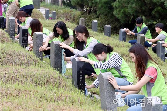 [포토]광주 북구, 추석맞이 5·18묘역 정비