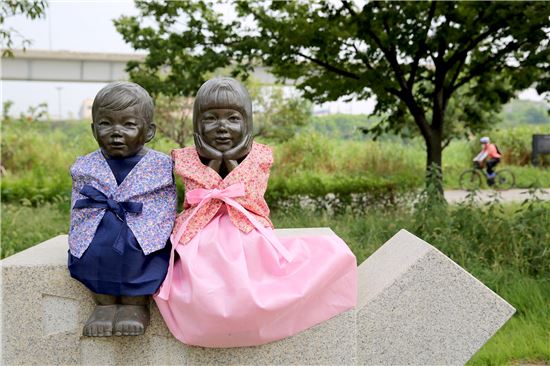 [포토]추석빔 입은 살곶이공원 남매상  