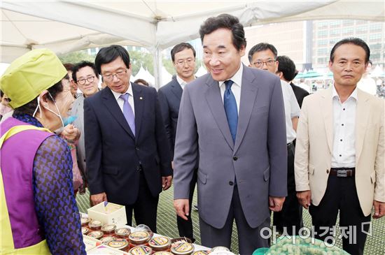 [포토]이낙연 전남지사,‘2016 추석절 농수산물 서울장터’ 참석