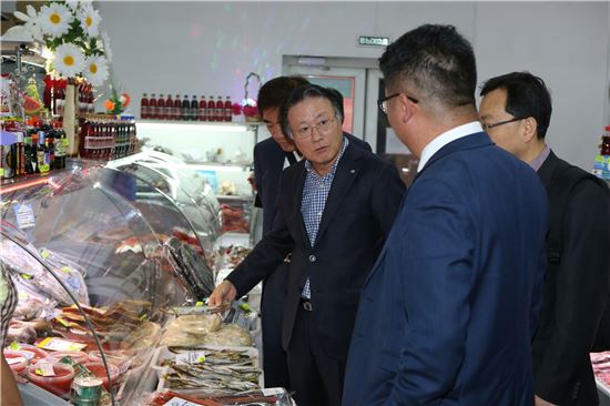 김임권 수협중앙회장이 7일 러시아 사할린 수산물 판매시설을 살펴보고 있다.