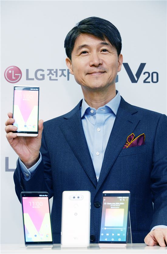 재정비한 LG폰, 조준호號 유지…"내년 준비"