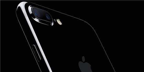 애플 홈페이지에 공개된 아이폰7 제트 블랙(Jet Black) 색상