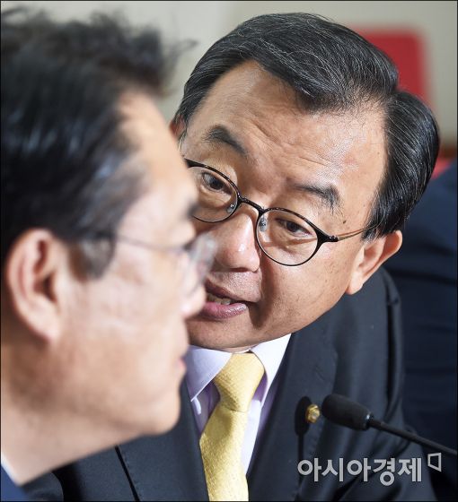 이정현 "丁 사퇴 때까지 단식농성"…릴레이 1인시위도(상보)