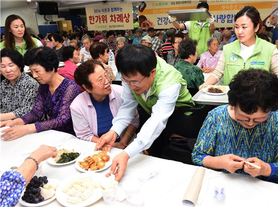 김병문 농협유통 대표이사가 8일 서울 송파구 잠실종합사회복지관에 어르신들에게 추석 음식을 대접하고 있다. 

 
