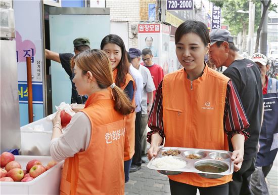 한화갤러리아 임직원 봉사단이 8일 서울 영등포에 위치한 노숙인 무료급식 시설 '토마스의 집'을 찾아 급식 봉사를 진행하고 있다.

