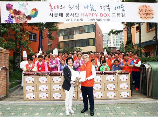 8일 서울 잠실 신아원에서 송용덕 호텔롯데 대표이사 사장(사진 오른쪽)과 황성경 신아원 원장(사진 왼쪽)이 함께 기념촬영을 하고 있다.
