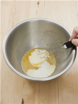 3. 볼에 달걀과 우유 1/2컵, 생크림, 소금, 후춧가루를 넣어 섞는다. 
