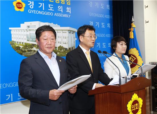 경기도의회 민경선 의원(중앙)이 2층버스 관련 기자회견을 하고 있다.
