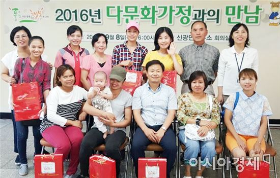 윤익한 함평군 신광면장, 추석 맞아 다문화가정 위로