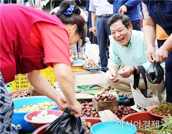 [포토]추석 장보는 윤장현 광주시장