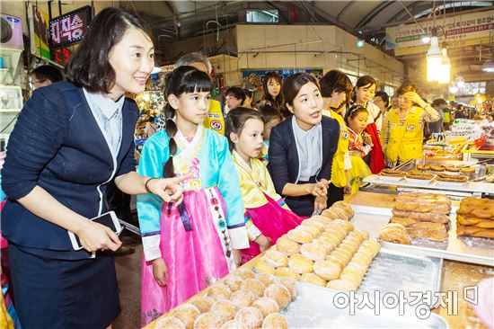 광주은행, 추석맞이 전통시장 장보기 행사 펼쳐