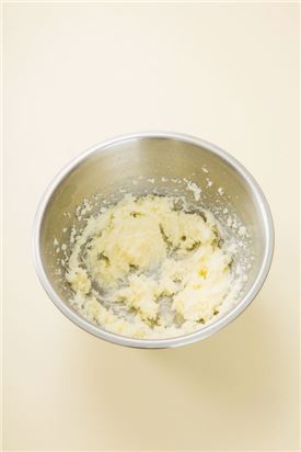 3. 실온에 둔 버터를 거품기로 부드럽게 저어 설탕을 두세 번에 나누어 넣으면서 소금을 넣고 부드럽게 섞는다.
