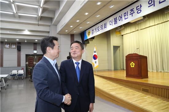 강득구 전 경기도의회 의장(오른쪽)이 경기도 연정부지사로 선출된 뒤 남경필 경기지사로부터 축하인사를 받고 있다.