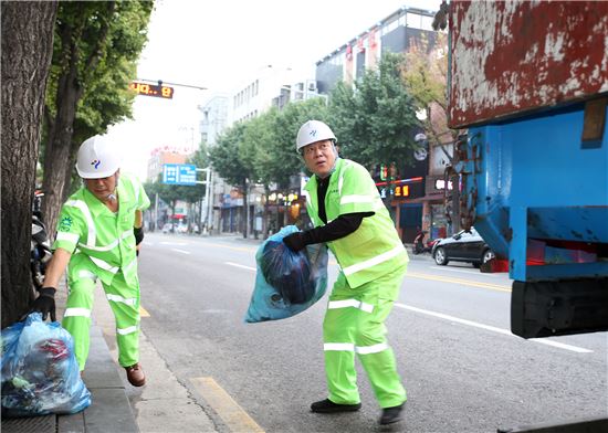 추석 앞두고  차성수 금천구청장 청소부 변신  
